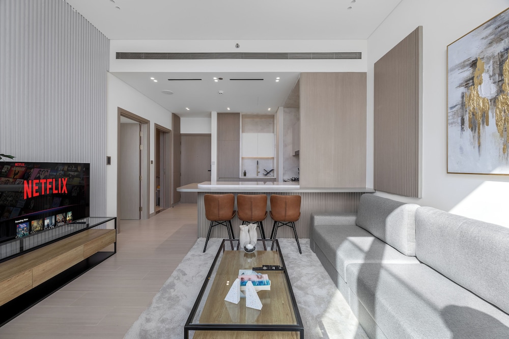 Chic 1BR Retreat with Pool & Balcony JVC
