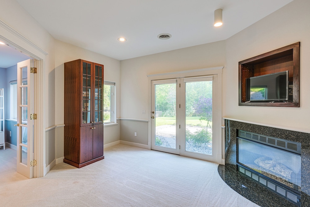 9 Mi to Svsu: Family Home w/ Deck & Yard