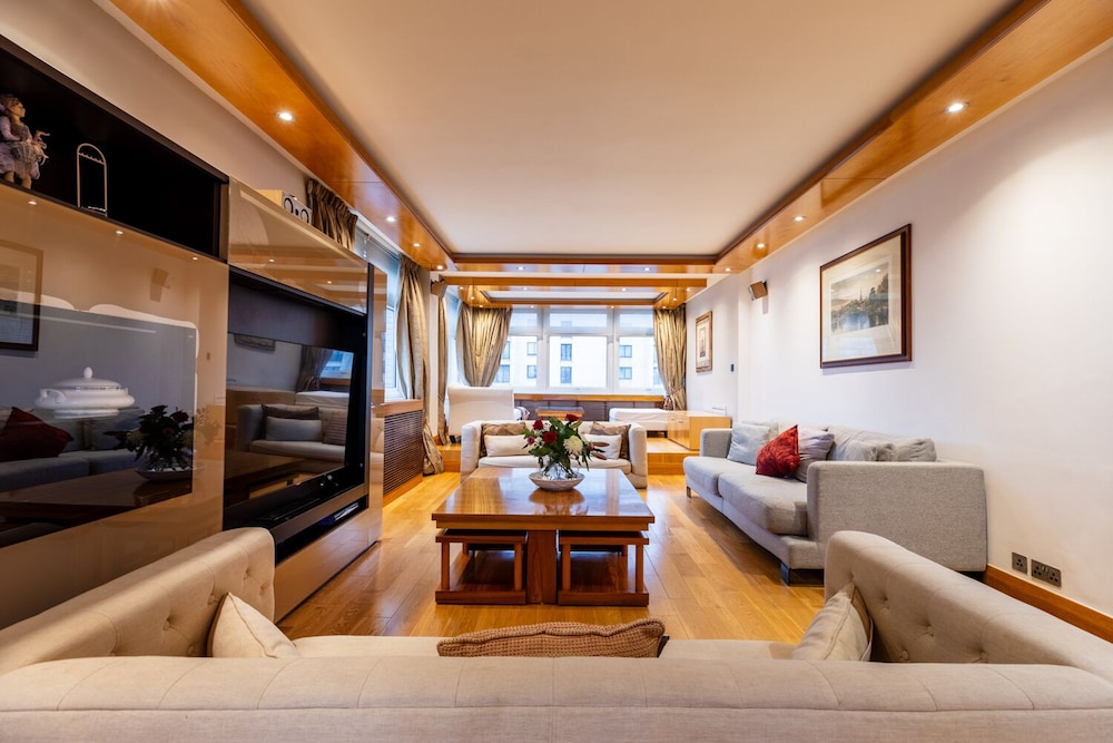 Mayfair Deluxe Apartment