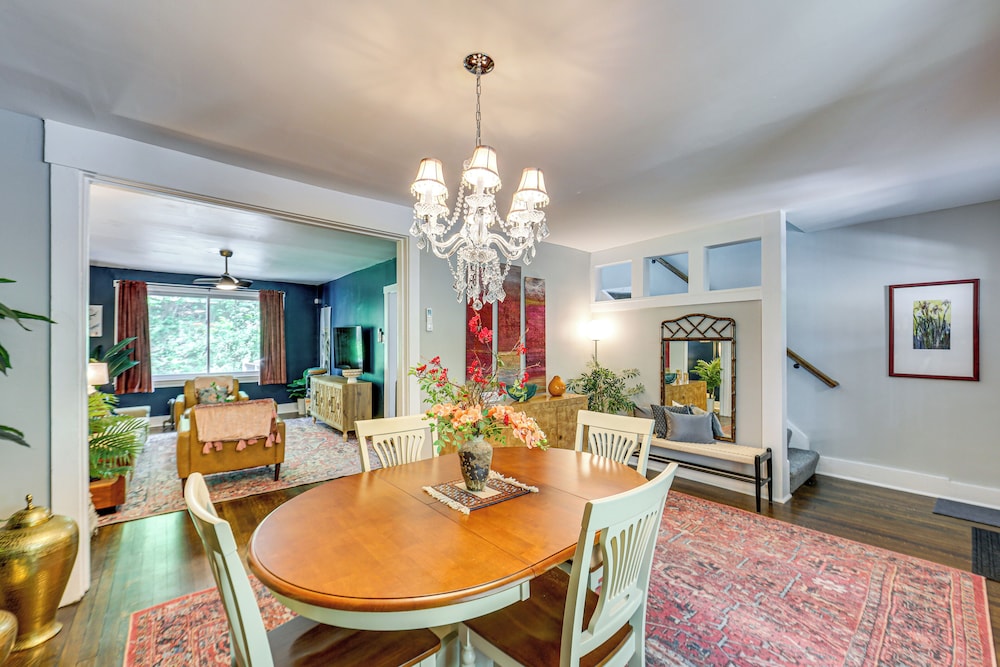 3 Mi to Frick Park: Artsy, Urban Retreat w/ Deck