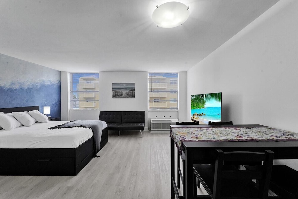 Ocean Dr 1BR Miami Beach Getaway
