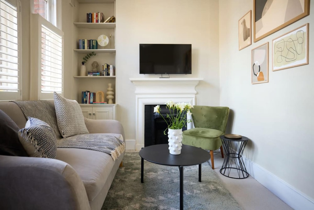 The Putney Classic - Trendy 2bdr Flat
