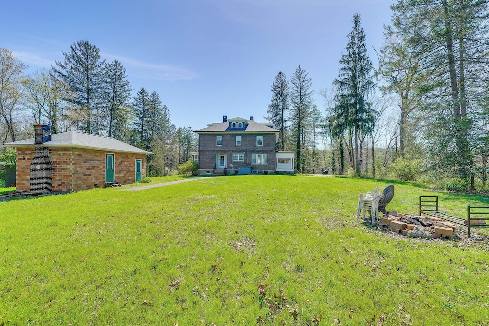 9 Mi to New River Gorge: Spacious Retreat w/ Porch