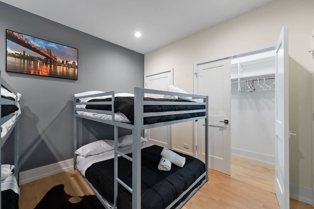 Stunning 5BR Home With 2 Rooftops Sauna Hot Tub