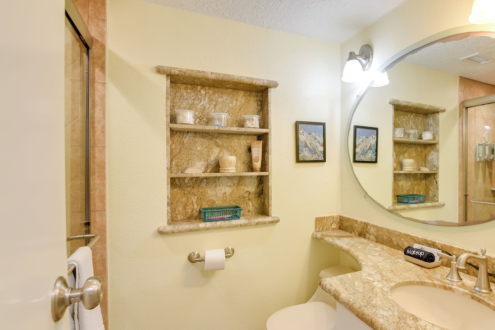 Walk to Galveston Beach: Resort Condo w/ Perks!