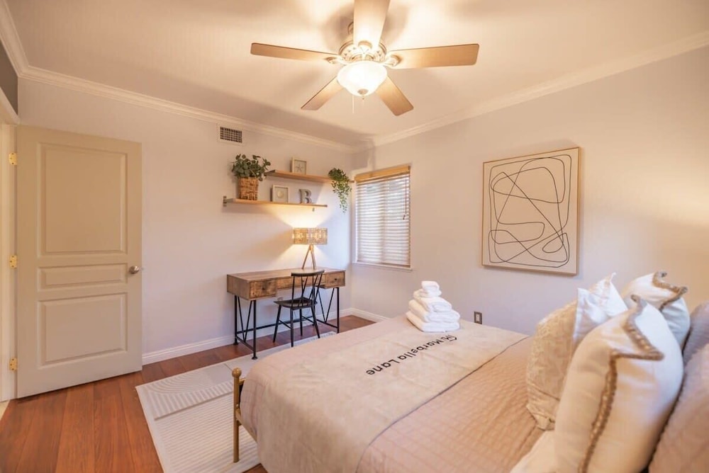 Marbella Lane - Charming 4BR Bungalo for Relaxing Retreat