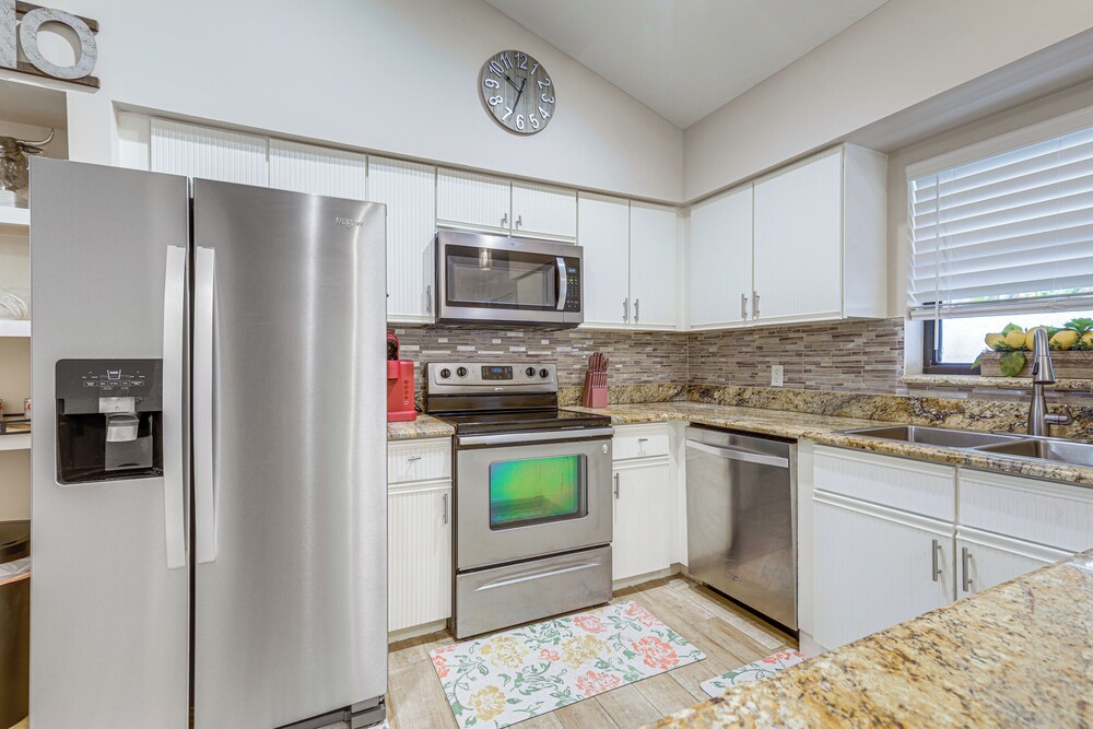 8 Mi to Stuart Beach: Home w/ Pool Access!