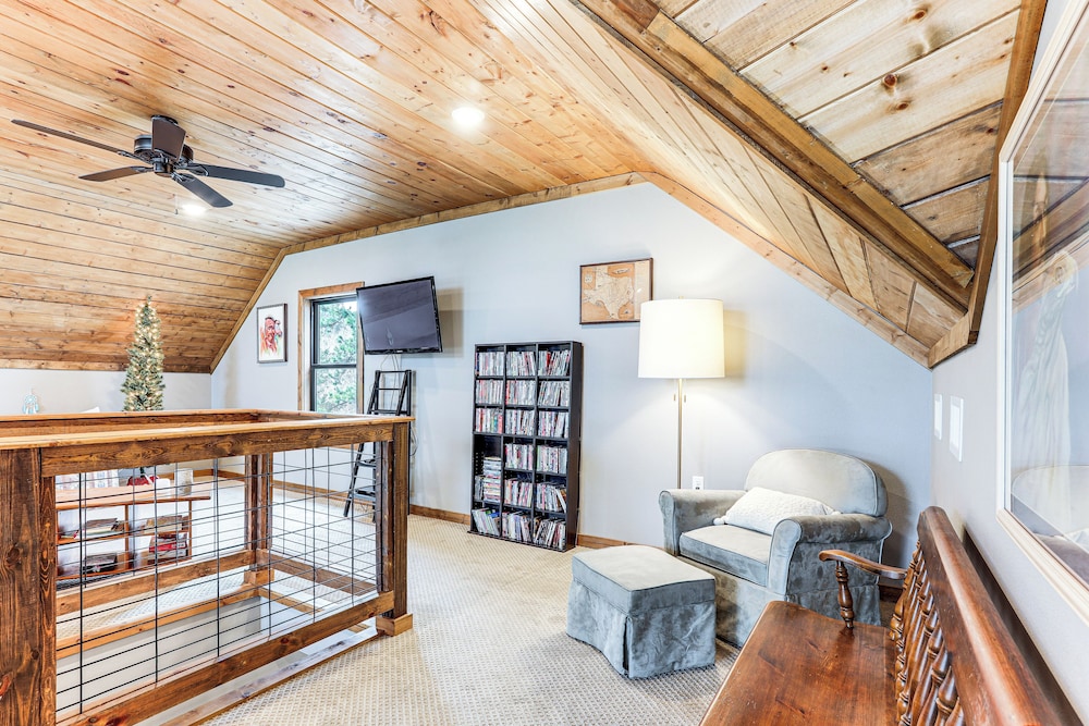 Lake Views & Golf Access at Secluded Drasco Lodge