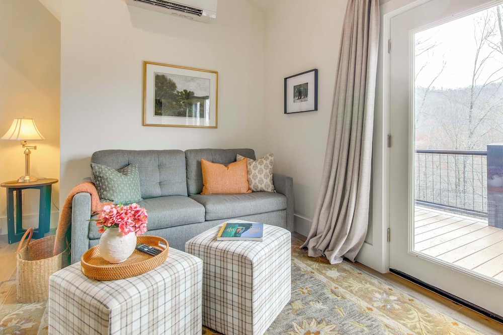 Modern Mountain-view Gem w/ Deck in Glenville