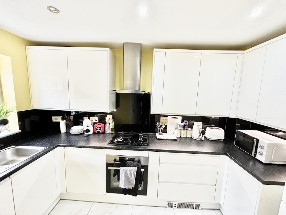 Remarkable 3-bed House in Reading view 5