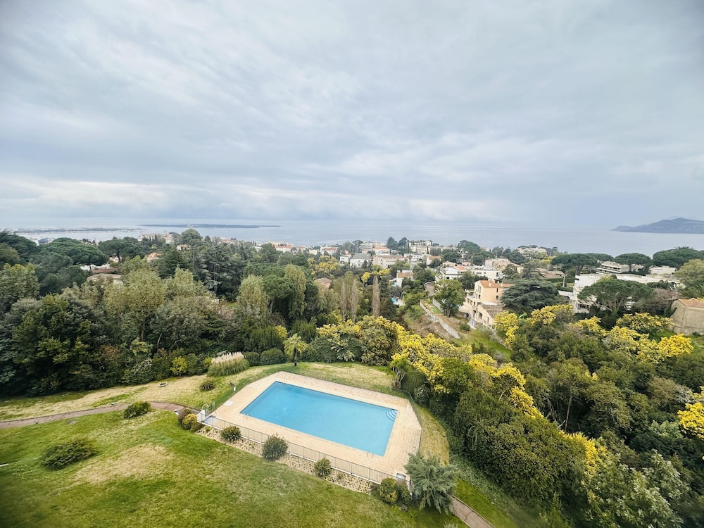 Large Light and Modern 2 Bedroomed Apartment in Cannes With Sea Views Pool and Lovely Terrace - 1503