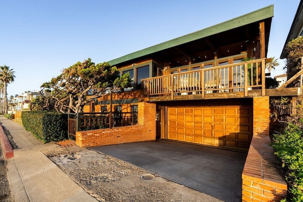 Neptune Place II - Stunning Beachfront Retreat view 3