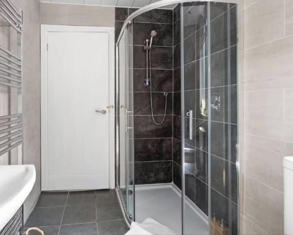 Large 4 Bed House - 4 Double Beds