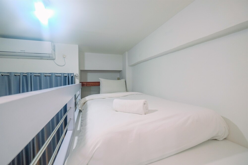 Homey and Comfort Living Studio Room at Dave Apartment view 5
