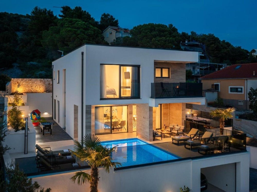 Luxury Villa With Swimming Pool and Sauna