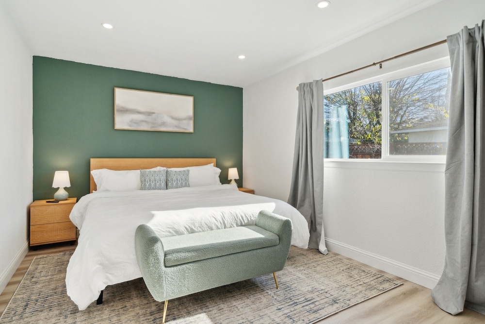 Cozy Home With Hot Tub Family-friendly Yard 5 Bedroom Home