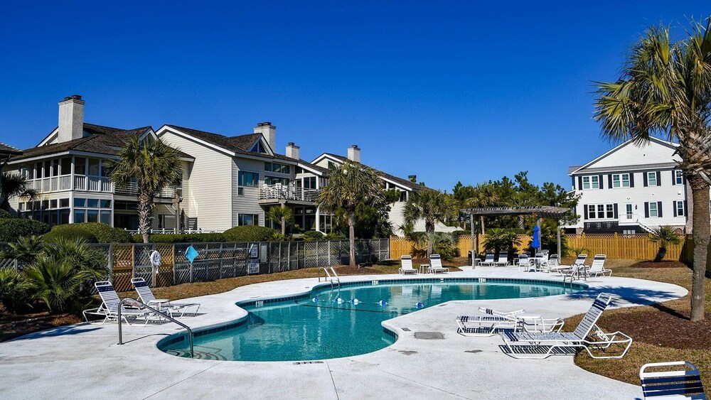 Pawleys Island Vacations - Relax And Unwind In This Terrific Oceanfront Villa With Spectacular Views 4 Bedroom Villa by RedAwning - Property Image 3