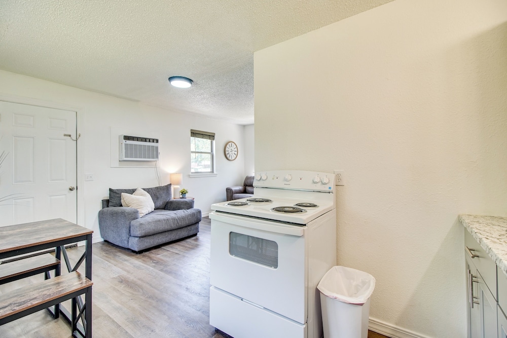 < 1 Mi to Cherokee Casino Sallisaw! Home Near I-40