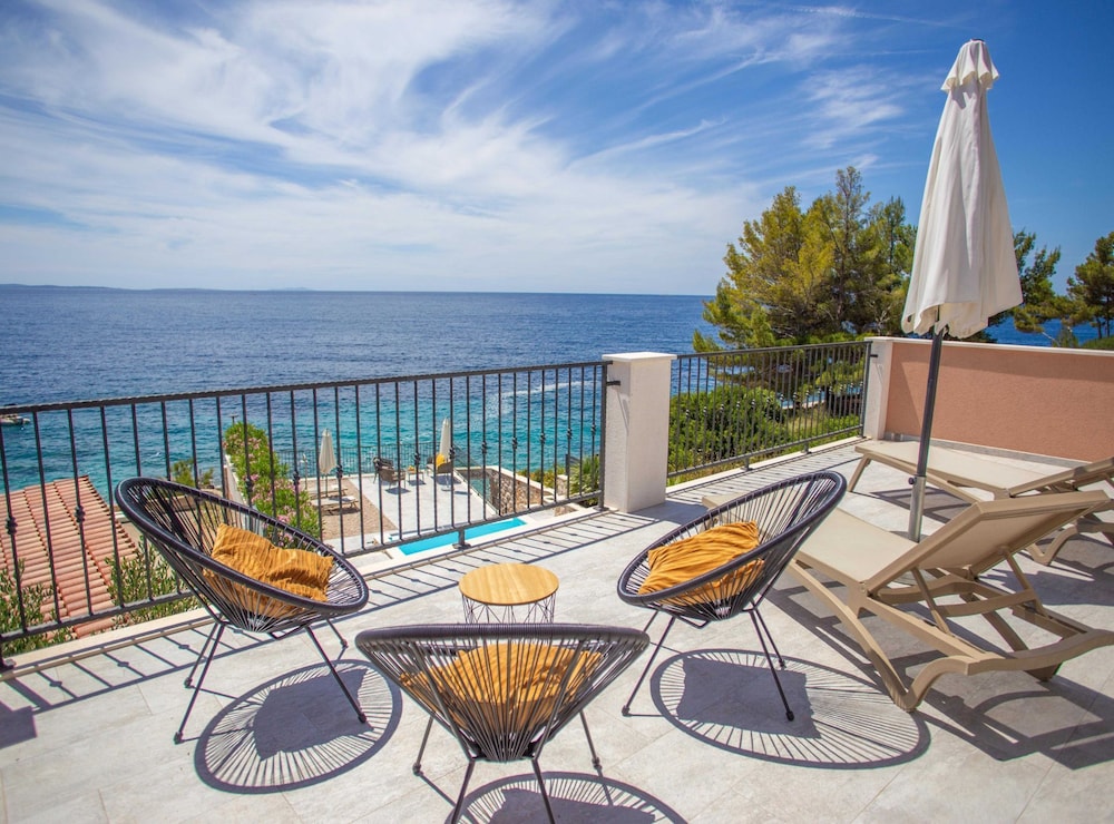 Sunlit Shores Beach Villa With Pool, Gym and Sauna