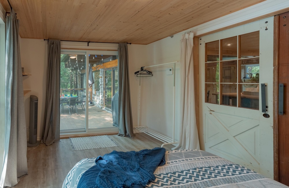 The Phoenix - Riverside Chalet With Beach