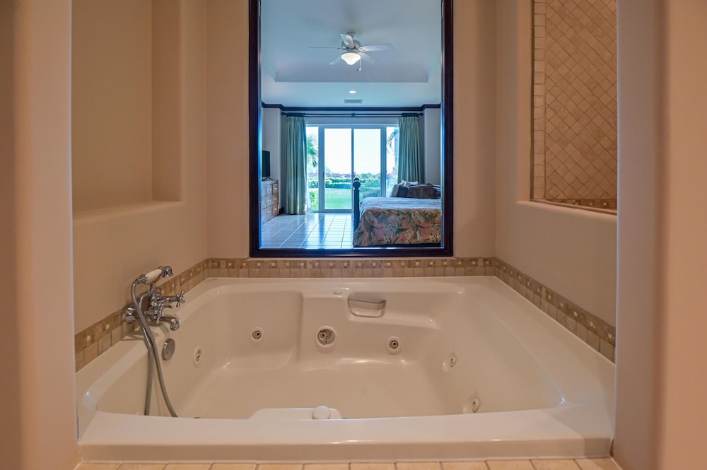 CR Luxury Los Sueños Condos
