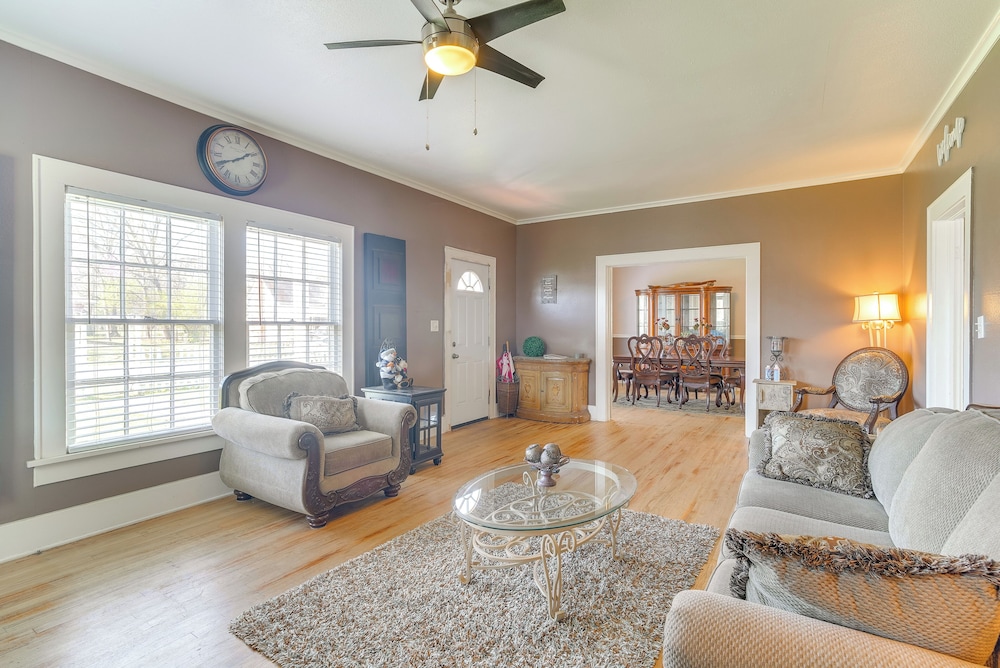 10 Mi to Caddo Lake: Charming Cottage in Vivian!