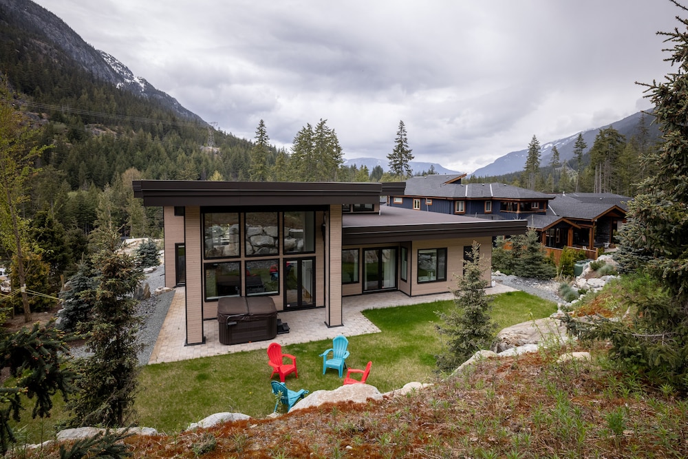 Wedgewoods 9100 by Whistler Premier - Image 1