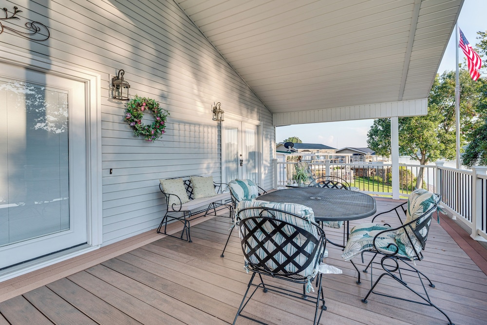 Breathtaking Views & Deck: Badin Lake House!