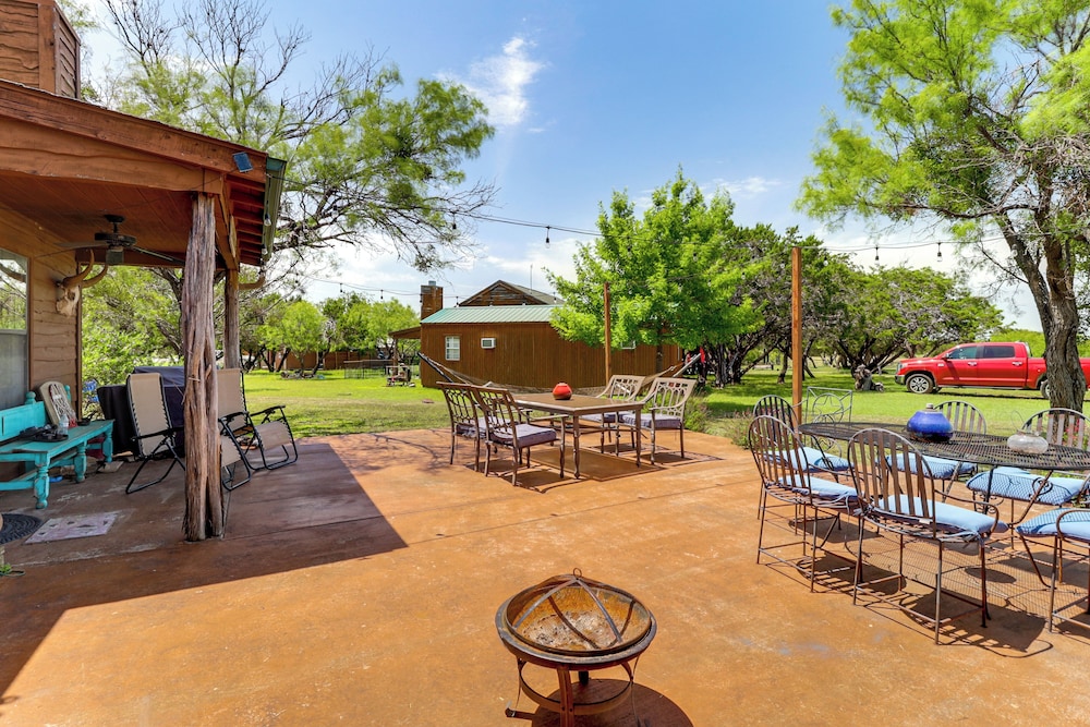 1 Mi to Lake: Pet-friendly Cabin in Strawn