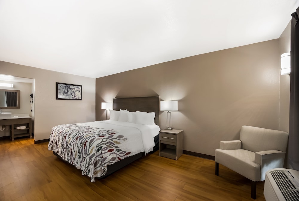 Thomasville Vacations - Red Roof Inn  Suites Thomasville - Property Image 23