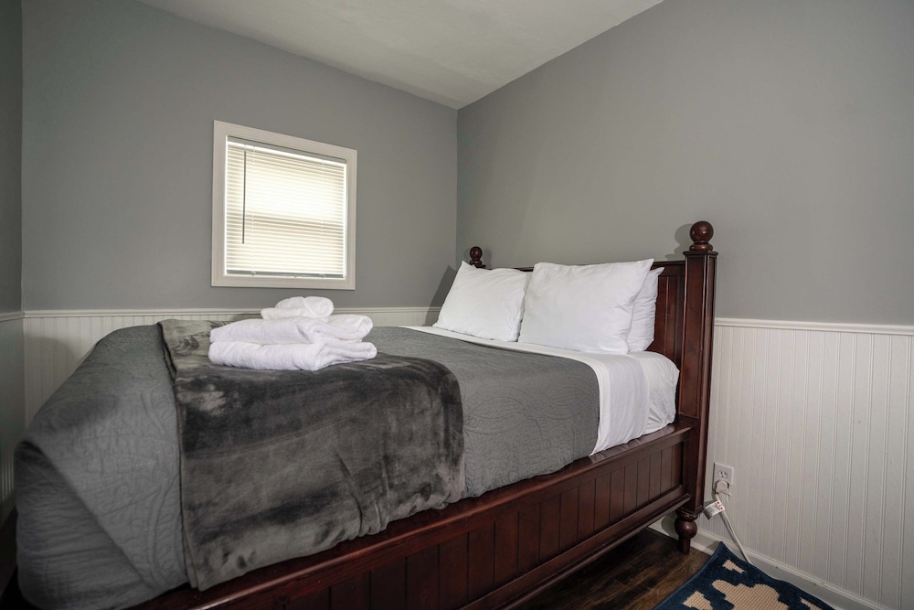 Three Blocks From Paradise Cozy Home for 8 Near Lake Geneva