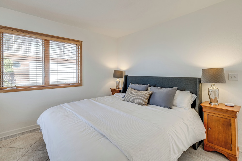 Oceanside Escape w/ Stunning Views: Walk to Beach!