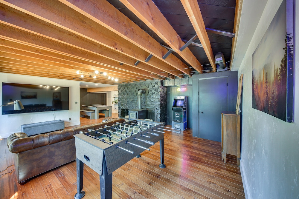 Chic Idaho Retreat w/ Hot Tub, Grill  Pool Table! - Property Image 9