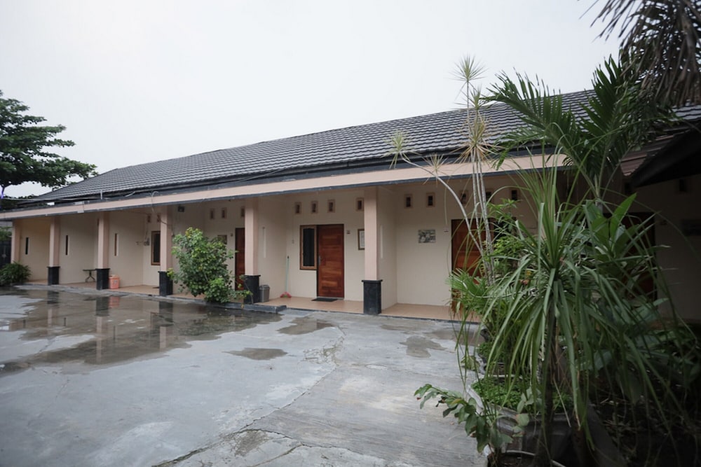 RedDoorz near Bundaran Garuda 2 view 3
