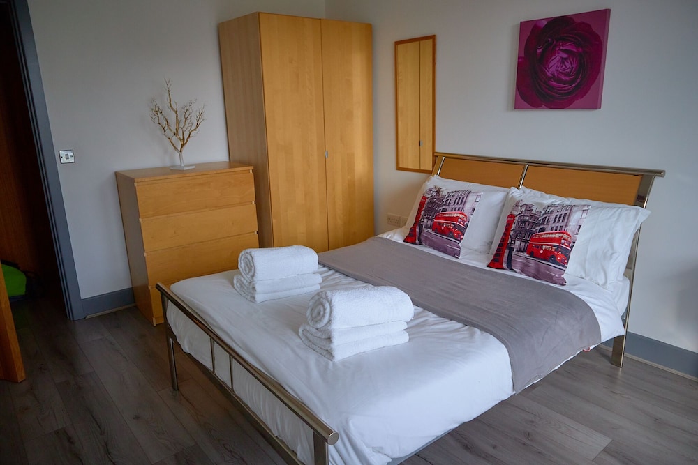 Birmingham City Centre Apartment view 5