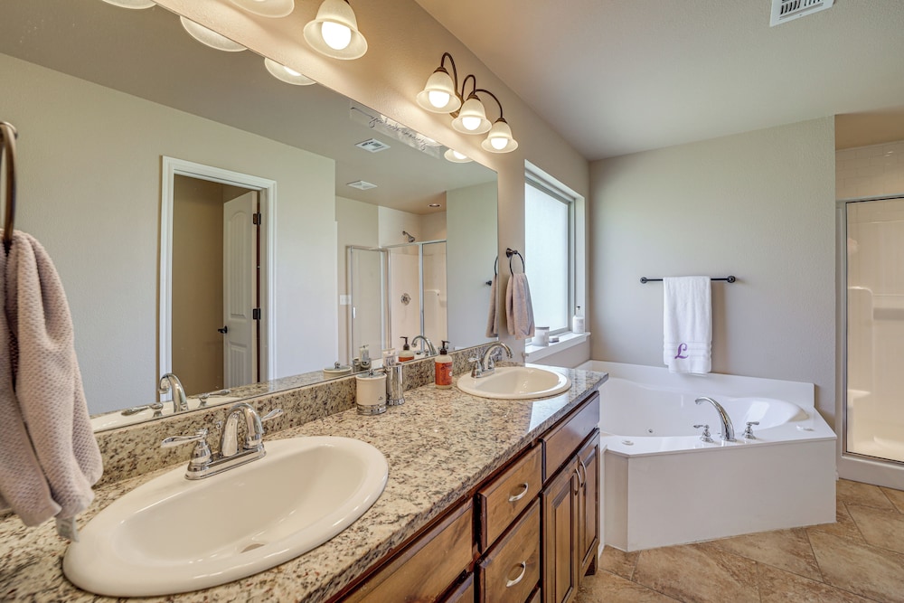 Tulsa Area Retreat w/ Trail Access + Private Patio