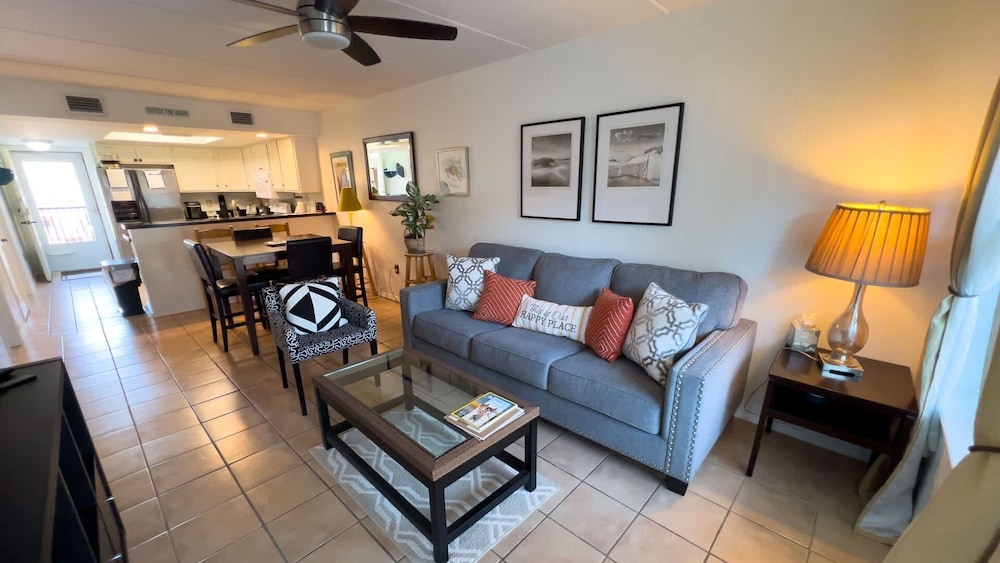 Cozy Family Retreat Steps To Beach Pool / Hot 2 Bedroom Apts