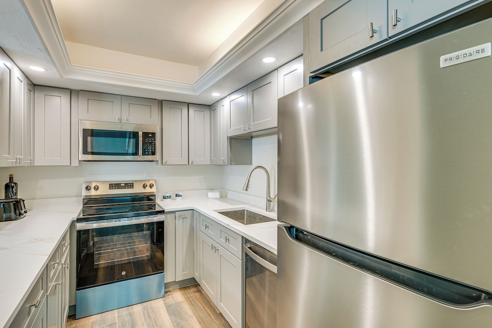 3 Mi to Fort Myers Beach: Unit w/ Furnished Patio!