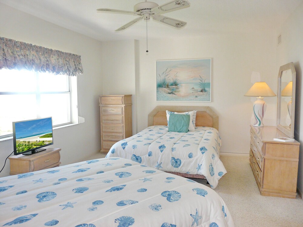 Cozy Beachfront Condo With Pool and Ocean Views view 3