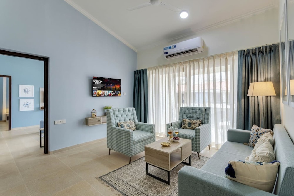 Luxe 1bhk w Pool Sauna 1km to the Beach