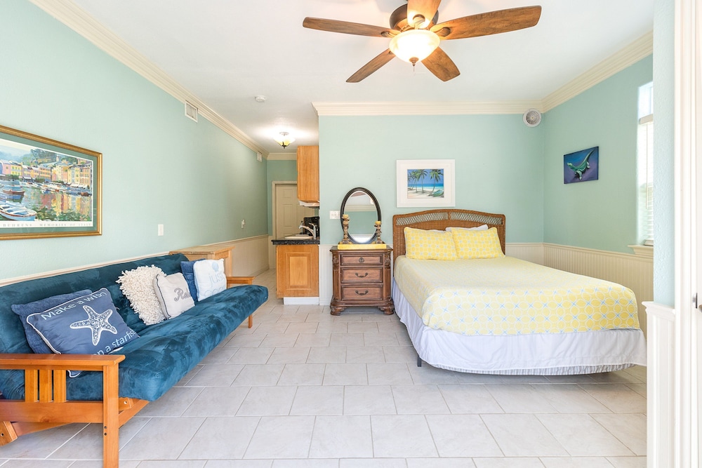 Beach Front Baby Ocean Views, Golf Cart & Pet Friendly!