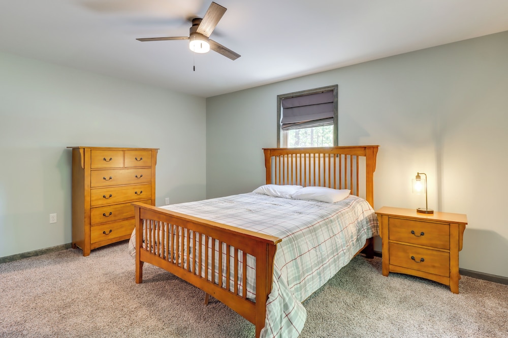 Hot Tub & Community Beach: Albrightsville Home!