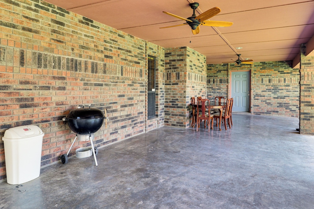 3 Mi to Downtown Roswell: Home w/ Patio + Yard