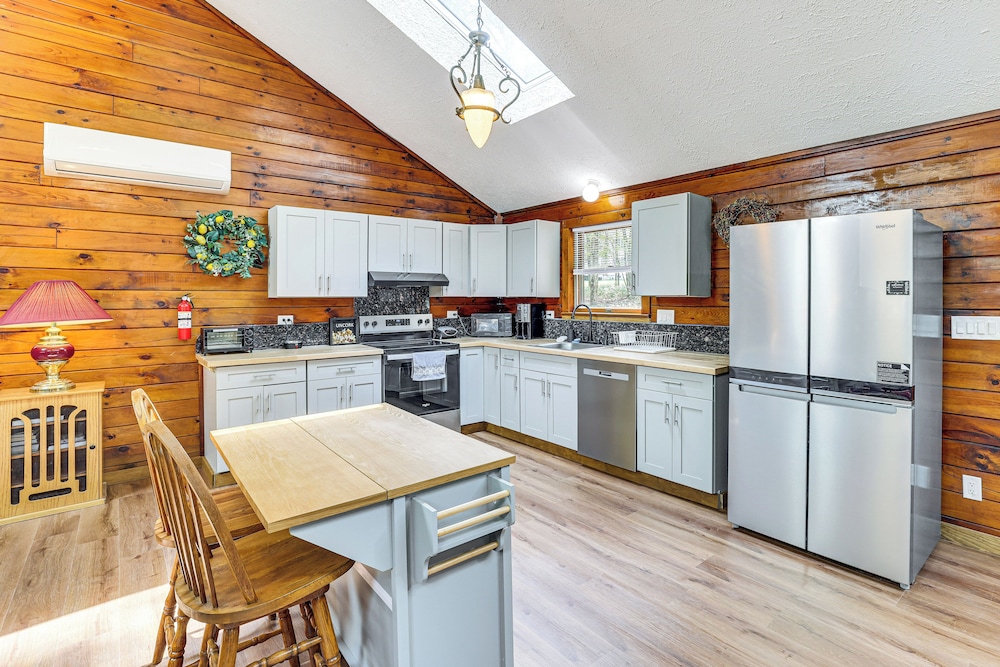Long Pond Log Cabin w/ Hot Tub Soaks & Outdoor Fun