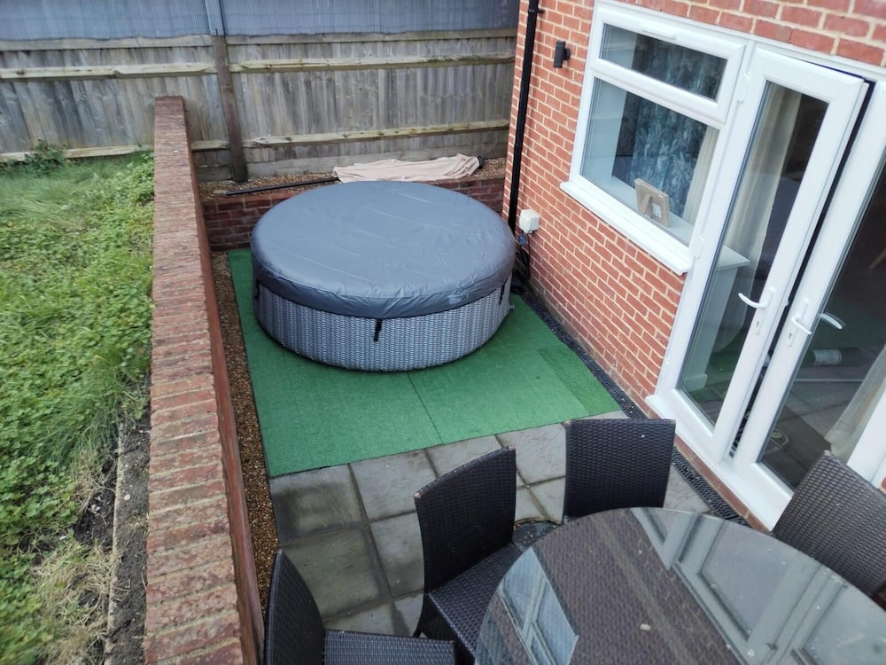 House - Sleeps 12 - Hot tub - Pool Table - Parking