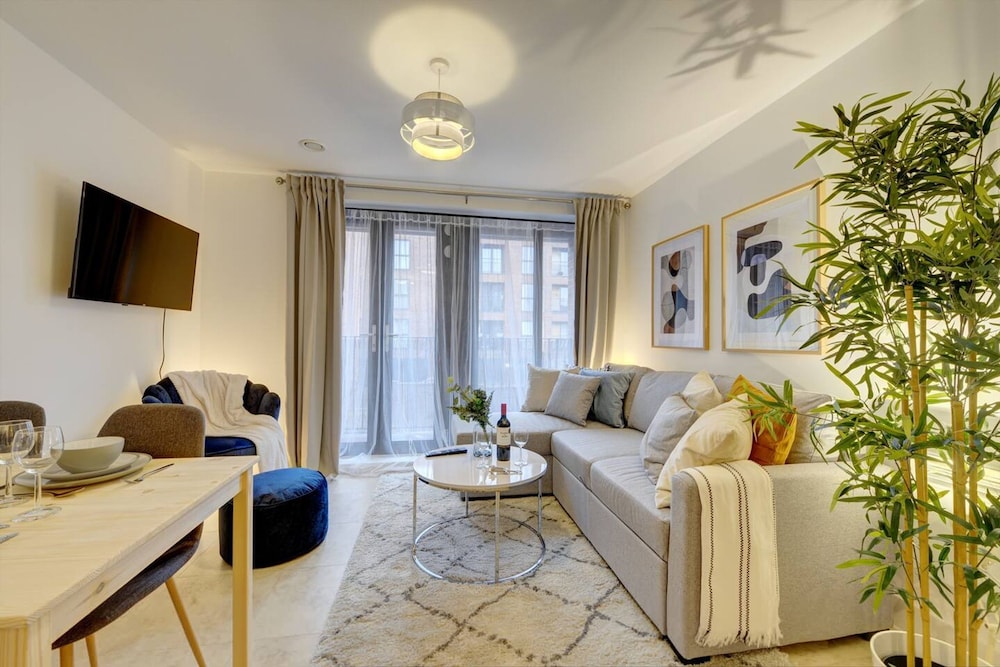 Lovely Flat in Kiln Close With Free Parking