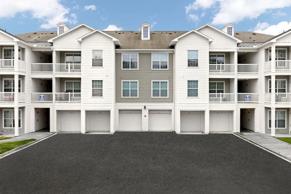 Landing Furnished Apartments near UNF