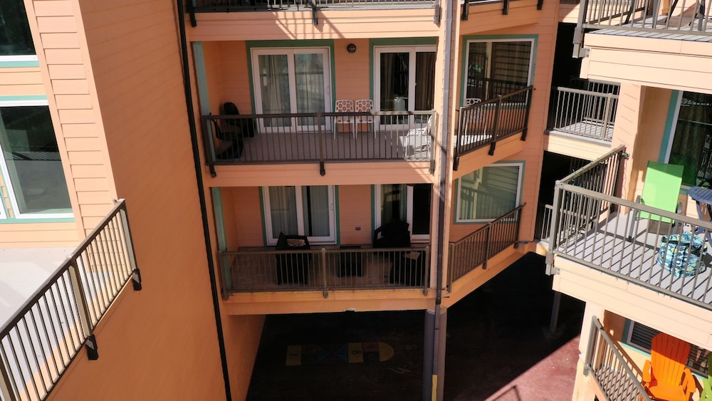 Maravilla Seawall Condos by AB Sea