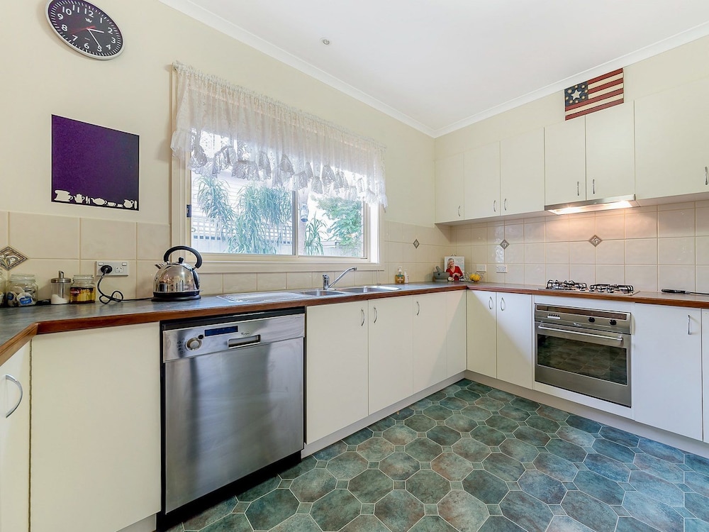 Cosy Unit at 2-3 Wyndham in Cowes view 5