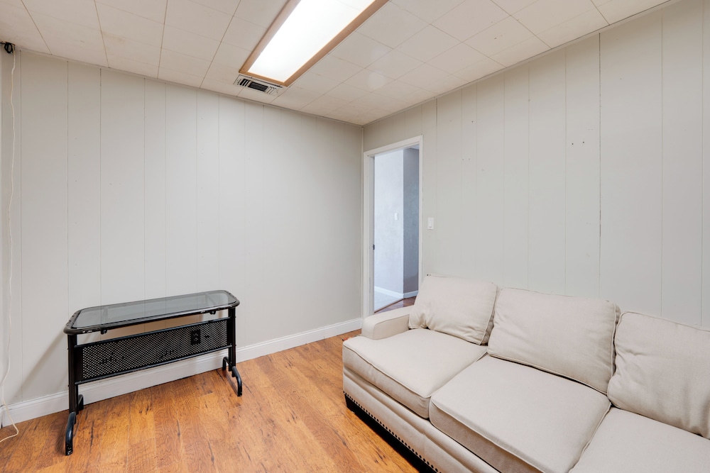 3 Mi to Dtwn Denton: Getaway w/ Furnished Patio!